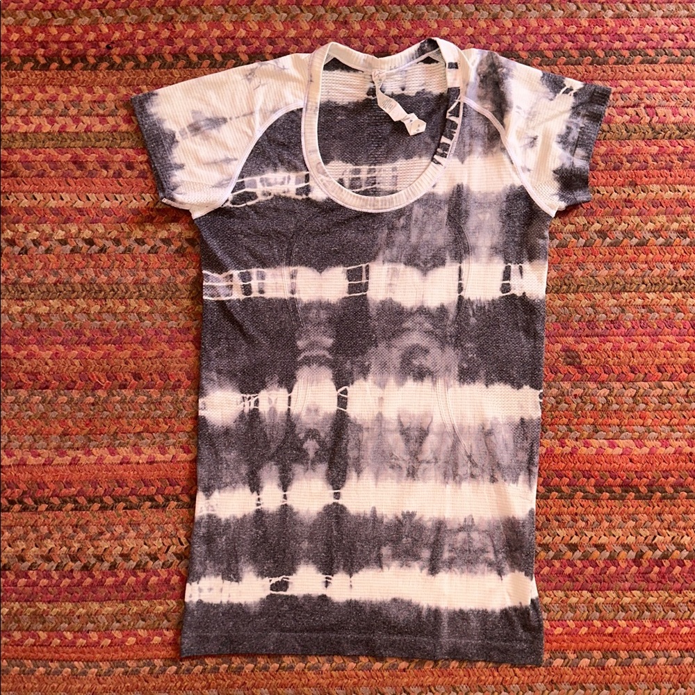 LULULEMON SWIFTLY RUN GREY WHITE SHIBARI DYE ACTIVE TEE